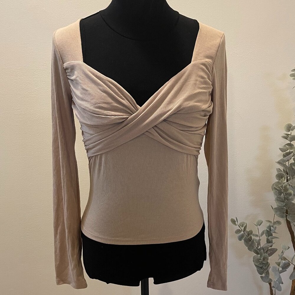 New Trendy Feminine Top, Size Large  – Never Worn, NWT